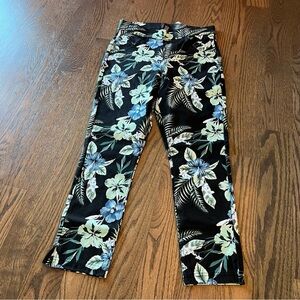 NWT Hue Capri pull on black and floral print pants size small